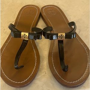 Tory Burch LeighAnne Sandals Bow Logo Black Saffiano Patent Leather Flats